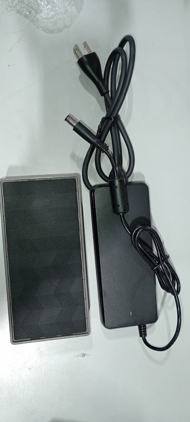 TARGUS USB-C UNIVERSAL DV4K DOCKING STATION WITH 100W POWER - BLACK - Like New