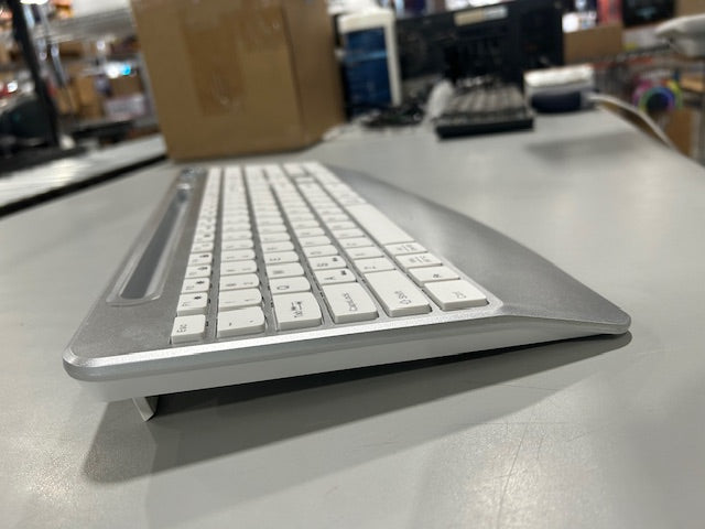 GAMCATZ WIRELESS KEYBOARD MOUSE FULL-SIZED ERGONOMIC KEYBOARD WRIST REST -WHITE - Like New