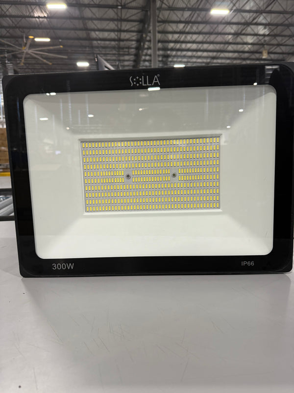 SOLLA 300W LED FLOOD LIGHT, 24000 LUMENS - Like New