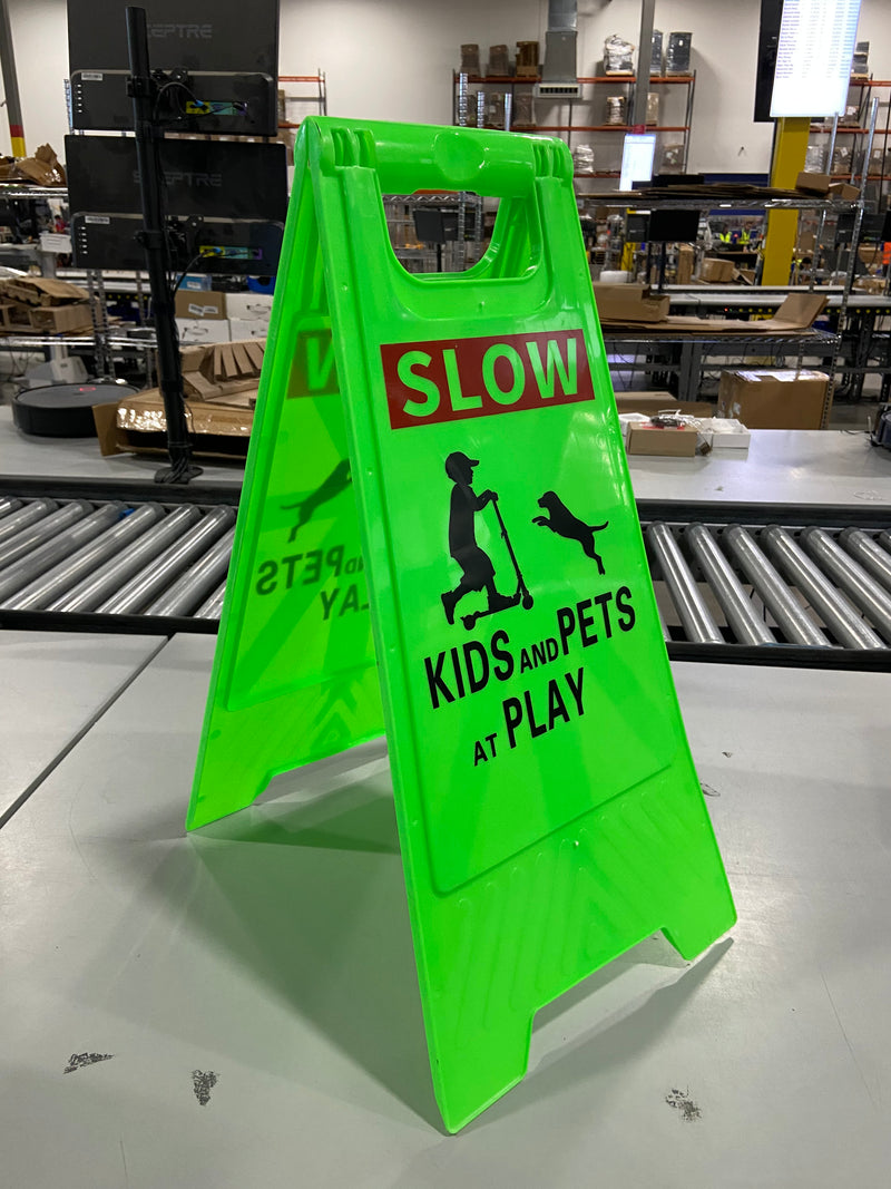 KURPHOYIN KIDS AT PLAY SIGN 3PKS CAUTION SLOW DOWN KIDS PETS PLAYING SIGN - Like New