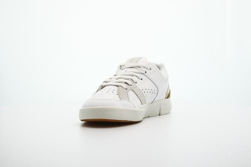 48.99138 ON RUNNING ON THE ROGER CLUBHOUSE TENNIS SNEAKER, SIZE 7.5 WHITE/BRONZE Like New