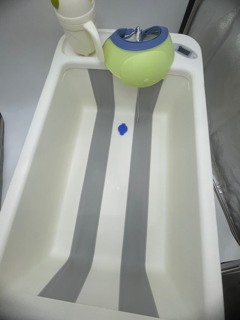GENERIC COLLAPSIBLE BABY BATHTUB WITH SMART TEMPERATURE DISPLAY - WHITE/GRAY - Like New