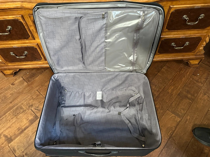 SAMSONITE 30" EXPANDABLE UPRIGHT SUITER 30X21X10"(EXPANDS TO 12") - BLACK - Like New
