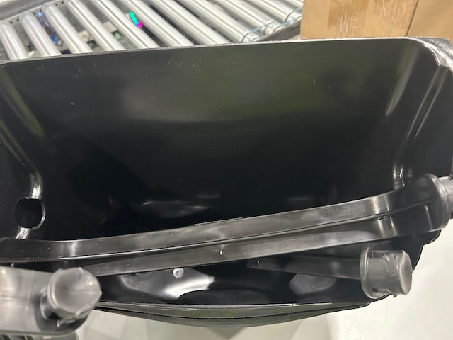 RUBBERMAID COMMERCIAL PRODUCTS RUBBERMAID 6 PACK OF COMMERCIAL GRADE DUST PANS - Like New