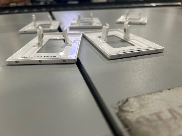 HELLO LIGHT 5 PACK WALL PLATE HELLO LIGHT LED NIGHT LIGHTS BUILT - WHITE - Like New