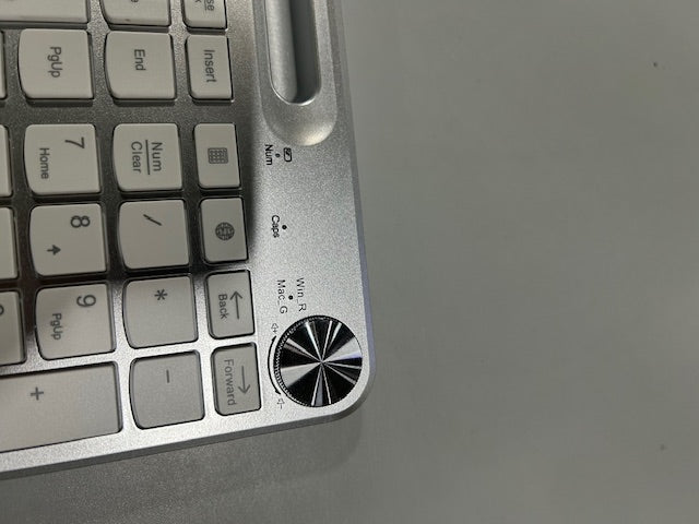 GAMCATZ WIRELESS KEYBOARD MOUSE FULL-SIZED ERGONOMIC KEYBOARD WRIST REST -WHITE - Like New