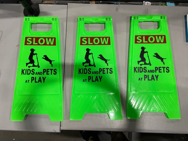 KURPHOYIN KIDS AT PLAY SIGN 3PKS CAUTION SLOW DOWN KIDS PETS PLAYING SIGN - Like New