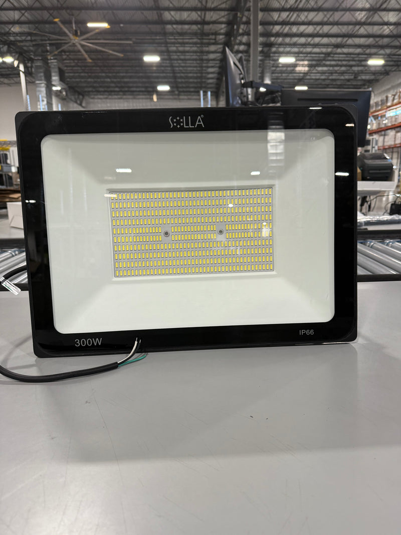 SOLLA 300W LED FLOOD LIGHT, 24000 LUMENS - Like New