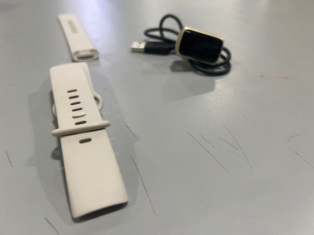 FITBIT CHARGE 5 WHITE BAND SILVER WATCH - WHITE/SILVER - Like New