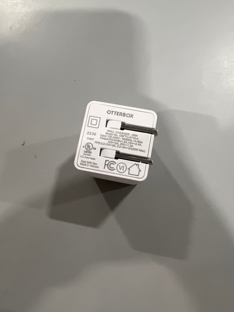 OTTERBOX PREMIUM PRO POWER ADAPTER 30 WATT - 3 A - IP, PD 24 PIN USB-C - WHITE - Like New