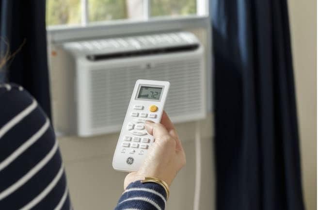 GE AHD08LZ ULTRA QUIET 350 SQ. FT. WINDOW AIR CONDITIONER - WHITE - Like New