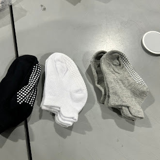 INFINNO 3 COLORS PAIRS BABY NON-SLIP SOCKS - SIZE: 3T - BLACK/WHITE/GRAY - Brand New