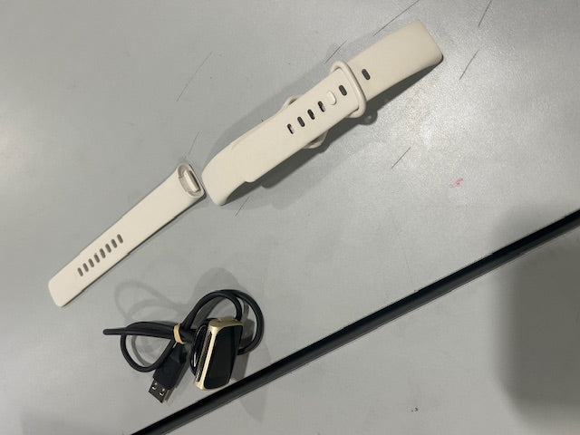 FITBIT CHARGE 5 WHITE BAND SILVER WATCH - WHITE/SILVER - Like New