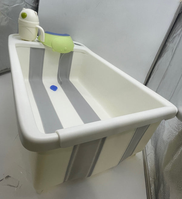 GENERIC COLLAPSIBLE BABY BATHTUB WITH SMART TEMPERATURE DISPLAY - WHITE/GRAY - Like New