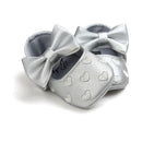 ELEANOS NEWBORN BABY GIRLS SOFT SOLED BOW-KNOT CRIB SHOES SIZE: YOUTH L - SILVER - Like New