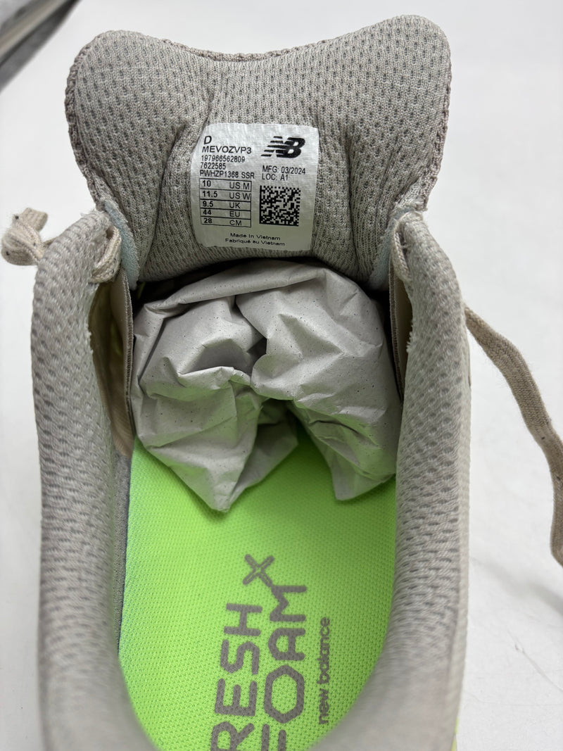 NEW BALANCE FRESH FOAM X EVOZ V3 MENS RUNNING - SIZE: MEN 10 - BEIGE WHITE - Like New