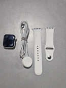 APPLE WATCH SERIES 4 NIKE ( GPS ) 40MM SILVER ALUMINUM CASE WHITE SPORT BAND - Like New