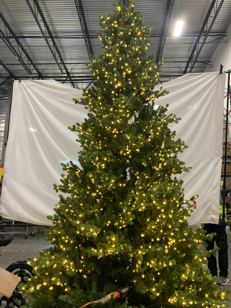GENERIC 9FT CHRISTMAS TREE WITH LIGHTS - GREEN - Like New